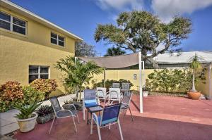 Un jardín fuera de Sunny Cocoa Beach Escape with Bikes, Walk to Beach