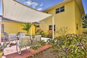Un jardín fuera de Sunny Cocoa Beach Escape with Bikes, Walk to Beach