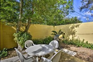 Un jardín fuera de Sunny Cocoa Beach Escape with Bikes, Walk to Beach