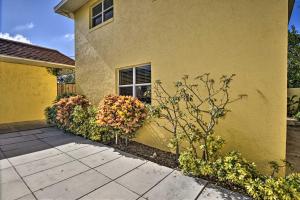 Un jardín fuera de Sunny Cocoa Beach Escape with Bikes, Walk to Beach