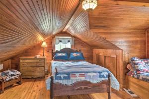Katil atau katil-katil dalam bilik di Rustic Rockdale Home on 100 Acres Near City Park!