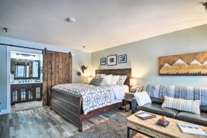 une chambre avec un lit et un canapé dans l'établissement Ski-InandSki-Out Getaway at Boyne Mountain Resort, à Boyne Falls