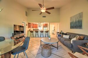 Posezení v ubytování Updated Palm Desert Escape with Resort Amenities!
