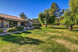 Zahrada ubytování Updated Palm Desert Escape with Resort Amenities!