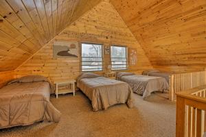 Foto dalla galleria di Peaceful Long Lake Cottage with Deck, Dock and Kayaks! a Branch Township