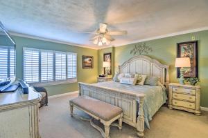 une chambre avec un lit et un ventilateur de plafond dans l'établissement Beachfront Condo with Pool Access in Ponce Inlet, à Ponce Inlet 24 autres photos