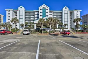 un parking en face d'un grand bâtiment dans l'établissement Beachfront Condo with Pool Access in Ponce Inlet, à Ponce Inlet