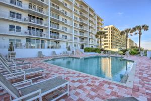une piscine devant un grand immeuble d'appartements dans l'établissement Beachfront Condo with Pool Access in Ponce Inlet, à Ponce Inlet