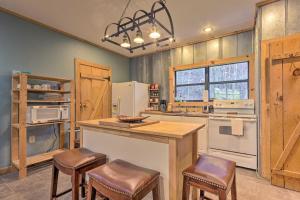 Gallery image of Cherokee Natl Forest Retreat Renovated Cabin! in Greeneville