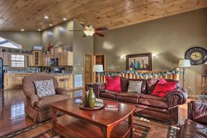 Η κουζίνα ή μικρή κουζίνα στο Riversong Ridge Cabin with Hot Tub and Game Room!