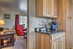 A cozinha ou kitchenette de Day Trip to Zion NP Rural Home with Red Rock Views