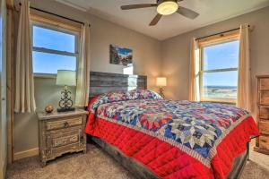 um quarto com uma cama e uma janela em Day Trip to Zion NP Rural Home with Red Rock Views em Kanab