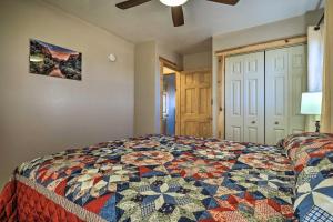 Uma cama ou camas num quarto em Day Trip to Zion NP Rural Home with Red Rock Views