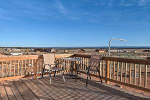 Uma varanda ou terraço em Day Trip to Zion NP Rural Home with Red Rock Views