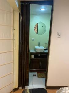 ein Bad mit einem Waschbecken und einem Spiegel in der Unterkunft Cozy Room in La Paz