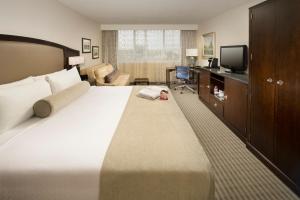 Crowne Plaza Seattle Airport, an IHG Hotel في سيتاك: غرفه فندقيه سرير كبير وتلفزيون