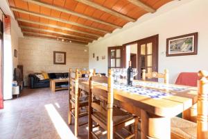 Lo Guaret. في La Cava: مطبخ وغرفة معيشة مع طاولة خشبية كبيرة
