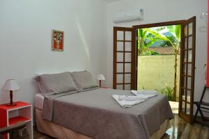 ein Schlafzimmer mit einem Bett mit zwei Handtüchern darauf in der Unterkunft Pouso Paratiense Jabaquara in Paraty