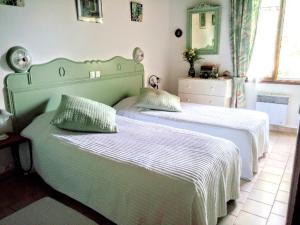 um quarto com 2 camas e lençóis brancos em LOUCABANON VAR em Draguignan