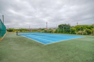 a tennis court with a net on top of it at Crow's Coastal Cottage in Waldport