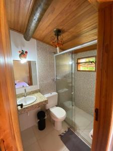 a bathroom with a toilet and a sink and a shower at Pousada Lapralapa in Santana do Riacho +63 photos
