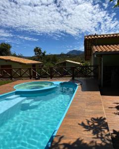 una grande piscina in un cortile con una casa di Pousada Lapralapa a Santana do Riacho