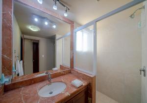 A bathroom at Condo Sol 6 - 3 Bedroom Condo Only 1 Block from Coco Beach - At Luna Maya Condos