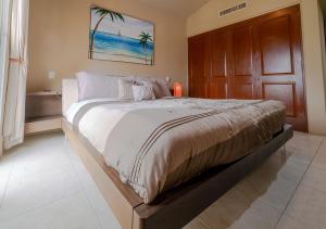 A bed or beds in a room at Condo Sol 6 - 3 Bedroom Condo Only 1 Block from Coco Beach - At Luna Maya Condos