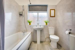 伯明罕的住宿－Wray And Whyte House，浴室配有盥洗盆、卫生间和浴缸。