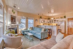 a living room with a couch and a kitchen at Sunset 389 in Depoe Bay