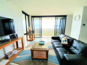 TV a/nebo společenská místnost v ubytování Cairns Ocean View Apartment