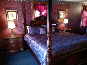ein Schlafzimmer mit einem Bett und zwei Nachttischen mit Lampen in der Unterkunft The Thayer in Annandale
