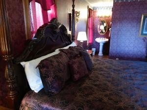 ein Schlafzimmer mit einem Bett mit Kissen darauf in der Unterkunft The Thayer in Annandale
