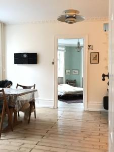 コペンハーゲンにあるApartmentInCopenhagen Apartment 1107のリビングルーム(テーブル付)、ベッドルーム1室