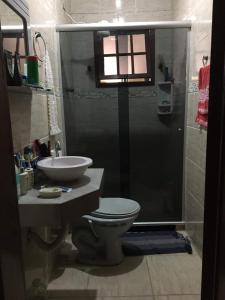カボ・フリオにあるFlavia Aluguel Temporadaのバスルーム(シャワー、トイレ、シンク付)