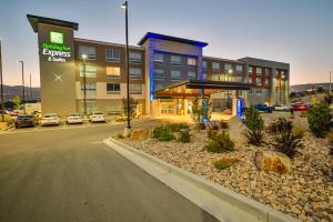 un edificio con una gasolinera en un aparcamiento en Holiday Inn Express & Suites Lehi - Thanksgiving Point by IHG, en Lehi