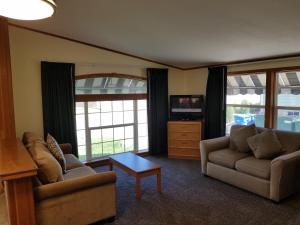 un soggiorno con 2 divani e una TV di Black Hawk Motel & Suites a Wisconsin Dells