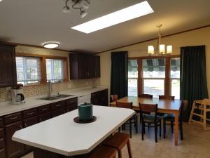 una cucina con tavolo e sedie e una sala da pranzo di Black Hawk Motel & Suites a Wisconsin Dells