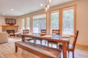 Χώρος καθιστικού στο Serenity Shores - Meredith Lodging