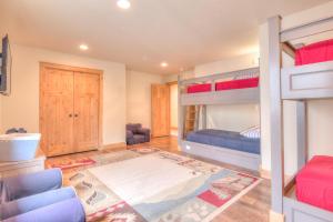 Ένα ή περισσότερα κρεβάτια σε δωμάτιο στο Serenity Shores - Meredith Lodging