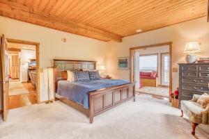 ein Schlafzimmer mit Bett und Blick auf das Meer in der Unterkunft Neskowin Eyrie - Meredith Lodging in Neskowin