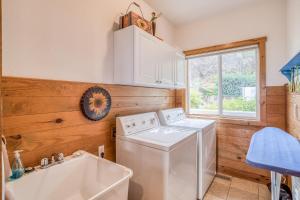 eine Waschküche mit Waschmaschine und Waschbecken in der Unterkunft Neskowin Eyrie - Meredith Lodging in Neskowin + 57 Fotos