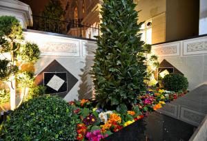 una exposición de flores y plantas en un edificio en Hyde Park Apartments, en Londres