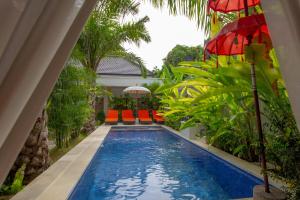 沙努尔Bali Komang Guest House Sanur的房子中间的游泳池