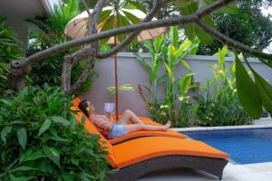 Bali Komang Guest House Sanur外面的花园