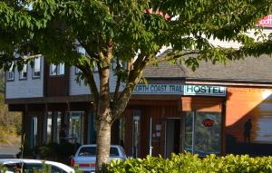 哈迪港特雷尔北海岸背包客青年旅馆的一栋前面有棵树的建筑物