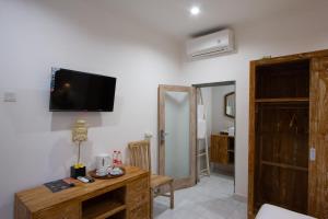 Bali Komang Guest House Sanur的电视和/或娱乐中心