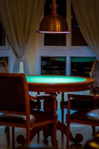 a ping pong table in a room with two chairs at Carballo Hotel & Spa in Campos do Jordão