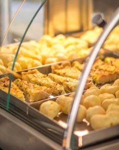 a bunch of pastries in a display case in a bakery at Carballo Hotel & Spa in Campos do Jordão
