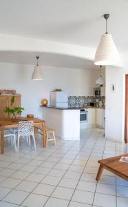 een keuken en eetkamer met een tafel en stoelen bij ROCHES PERCEES *** in Terre-de-Haut